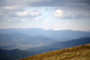 dağlar ve gökyüzü