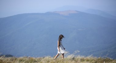 Dağlarda küçük kız