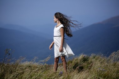 Dağlarda küçük kız