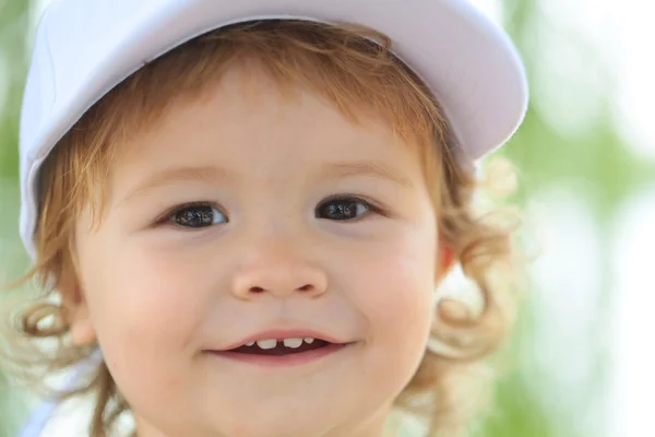 Glimlachende babyjongen — Stockfoto