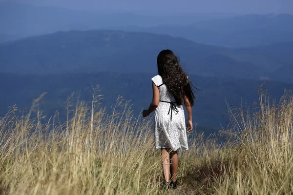 Girl in mountain valley — Stock Photo, Image