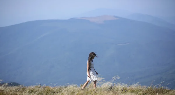 Small girl in mountains — Stock Photo, Image