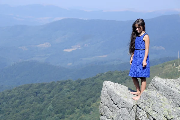 Niña en las montañas — Foto de Stock