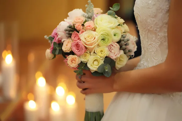 Wedding bouquet and bride — Stock Photo, Image
