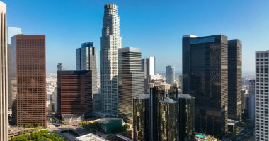Gökdelenleri olan Los Angeles bölgesi. Los Angeles 'ın hava manzarası. Los Angeles silueti. Mimari ve gökyüzü ile Los Angeles 'ın modern şehir manzarası