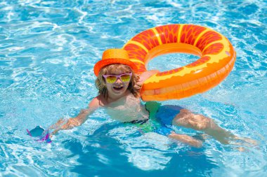 Yaz çocukları kokteyli. Yüzme havuzunda su sıçratan çocuk. Çocukla yaz tatilinde su sporu aktivitesi. Çocuklar su oyuncakları
