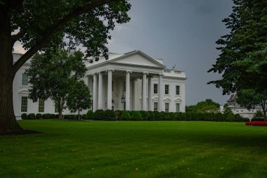 Beyaz Saray, ABD 'nin konik sembolüdür. Washington 'daki Beyaz Saray. Amerikan başkanlık konutu. Yazın Beyaz Saray 'da. Beyaz Saray ulusal semboldür. ABD Hükümet Merkezi