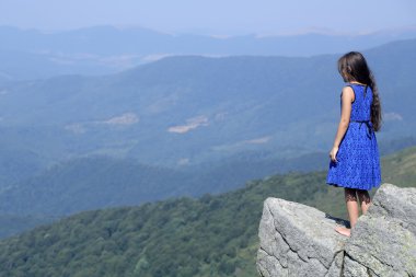 Dağlarda küçük kız