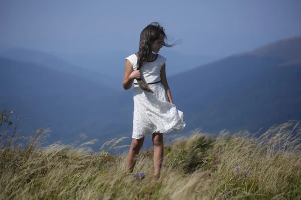 Ragazzina in montagna — Foto Stock