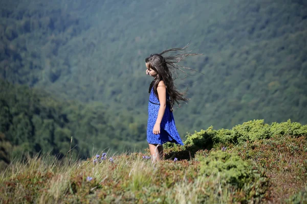 Дівчина в горах — стокове фото