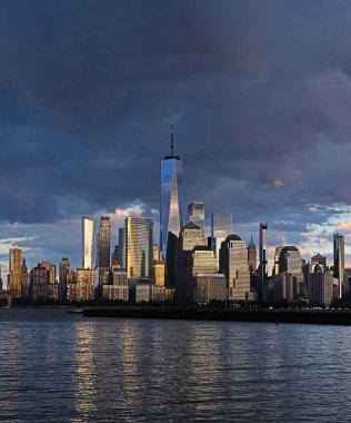 New York 'ta. Gökdelenleri olan New York şehri. New York City siluetinin panoramik görüntüsü. Manhattan silueti. New York ve Hudson Nehri. New York şehir merkezi. New York gökdelenleri. NYC 'nin iş bölgesi.