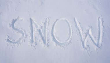 Karlı arka planda kış metni. Soğuk havada karlı afiş tasarımı. Açık havada soğuk kış metinleri. Kar taneli kış metni. Kış metniyle kar arkaplanı