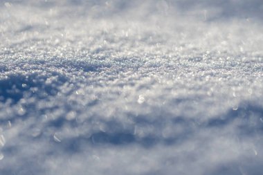 Kış kar dokusu. Donmuş arka planda kar var. Tasarım için kar yüzeyi. Buzlu donmuş kar arkaplanı