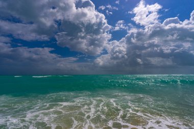 Okyanus dalgaları arka planı. Tropik okyanus dalgaları. Mavi deniz manzaralı. Köpüklü sahil şeridi. Kumsal sahili arka planı. Deniz manzaralı duvar kağıdı. Turkuaz su hareketi. Deniz sahili dalgası. Mavi deniz dalgaları