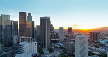 Los Angeles şehir merkezinin gökdelenli insansız hava aracı görüntüsü. Los Angeles gökyüzü manzarası. Los Angeles şehir merkezinin hava görüntüsü.