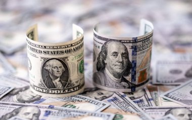 Bir dolar ve yüz dolarlık banknotlarla para geçmişi. Amerikan para birimi ve banknotları. Finans konsepti için 1 dolar ve 100 dolar. Amerikan doları para modeli. Para ile tasarruf arkaplanı