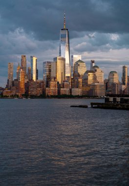 Gökdelenleri olan New York gökdelenleri. Manhattan ve Brooklyn. Hudson Nehri manzaralı New York City silueti. New York şehir merkezi. Rıhtımdan New York 'a. New York 'un simgesi