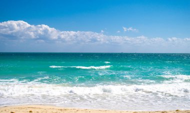 Deniz sahili geçmişi. Mavi deniz dalgaları. Kumsal kıyısı. Deniz kıyısı okyanus manzarası. Yaz denizi sahnesi