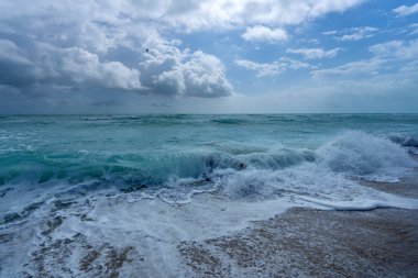 Güzel deniz deseni. Temiz su yüzeyi. Sakin okyanus hareketi. Dramatik fırtına dalgaları. Köpüklü dalga dokusu. Açık deniz sahnesi. Açık turkuaz deniz. Huzurlu tatil manzarası. Dalgalı okyanus tasarımı