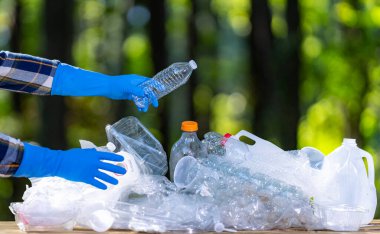 Çöp öğütücü ekosistemlerin yenilenmesine yardımcı oluyor. Plastik atık toplama bir fark yaratır. Çöp temizleme konsepti. Gönüllüler ve atık geri dönüşümü kirliliği azaltır