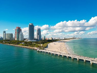 Miami Plajı, bulutlu yaz gökyüzünün altında. Miami Sahili 'nin güney kıyısında. Miami Plajı 'ndaki gökdelenler, hava manzarası. Florida 'da seyahat hayalleri. Miami Sahili manzarası