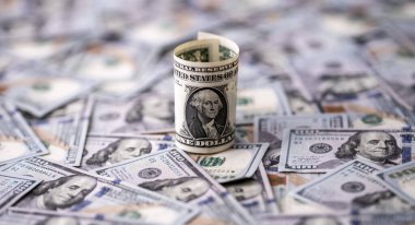 Bir dolar ve yüz dolarlık banknotlarla para geçmişi. Amerikan para birimi ve para kavramı. 1 dolar ve 100 dolar. Finans ve para kavramı. Amerikan doları para modeli. Nakit ve tasarruf