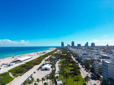 Miami Plajı, bulutlu yaz gökyüzünün altında. Miami Sahili 'nin güney kıyısında. Miami Plajı 'ndaki gökdelenler, hava manzarası. Florida 'da seyahat hayalleri. Miami Sahili Şehir Manzarası