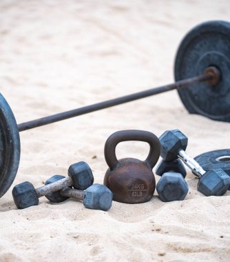 Spor malzemeleri geçmişi. Yaz sporları için halter ve halterler. Açık hava sporları geçmişi. Spor salonunda spor egzersizi. Sağlıklı bir yaşam tarzı. Spor afişi