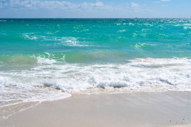 Deniz dalgası. Mavi okyanus dalgaları. Köpüklü dalga. Yuvarlanan deniz dalgaları. Yumuşak deniz sahili dalgası. Yaz Denizi Sahili