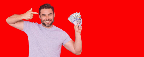 Деловой человек с деньгами в банкнотах. Мужчина-предприниматель с долларовыми купюрами. Счастливый босс, страховой агент, менеджер. Фрилансер с наличными. Нарядись, для белого баннера с копировальным пространством