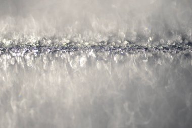 Kar dokusu olan kış yüzeyi. Soğuk karlı zemin dokusu. Kış güneşi altında beyaz donmuş tarla. Donmuş kış ayrıntıları dokusu