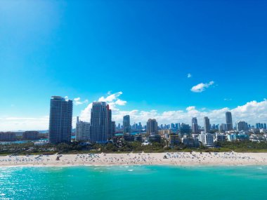 Miami, bulutlu yaz gökyüzünün altında. Miami 'nin güney sahili. Miami 'de gökdelenler, hava manzarası. Florida 'da seyahat hayalleri. Miami şehir manzarası