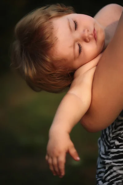 Dormire ragazzo su mani — Foto Stock