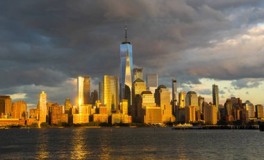 Gökdelenleri olan New York gökdelenleri. Manhattan ve Brooklyn. Hudson Nehri manzaralı New York City silueti. New York şehir merkezi. Rıhtımdan New York 'a. New York Binası