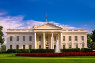 Beyaz Saray, ABD 'nin konik sembolüdür. Washington 'daki Beyaz Saray. Amerikan başkanlık konutu. Yazın Beyaz Saray 'da. Beyaz Saray ulusal semboldür. Siyasi hükümet binası