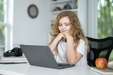 E-öğrenme. Çocuk için evde öğrenin. Çocuk bilgisayardan e-öğreniyor. Genç öğrenci dizüstü bilgisayardan ders alıyor. Okul ödevlerini ev içi sınıflarda yapıyor. Çevrimiçi öğrenim. Eğitim ve öğrenim onlin