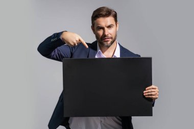 İşadamı imzayı tutuyor, boş kart. Ürününüz için pankart hazır. Takım elbiseli adam stüdyo izole edilmiş arka planda boş tabela gösteriyor. Boş tahta var. Reklam alanı