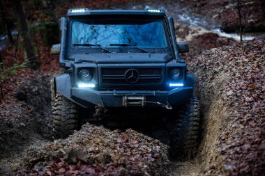 04 numara. - 30. 2025, Karpatlar. Off-road SUV çamurda sürüyor. Toprakta off road. Dağlar ve off-road için patikalar. Aşırı off-road sürüşü. 4x4 araçlı motorlu keşif gezisi. Offroad gezisi