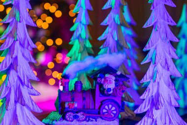 Noel Baba, Yeni Yıl, Noel kartı. Noel ağacı arka planında Noel Baba. Yeni yıl için Noel süslemeleri. Trendeki Noel Baba. Noel Baba 'yla yeni yıl geçmişi