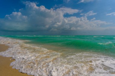Deniz dalgası. Mavi okyanus dalgaları. Köpüklü dalga. Yuvarlanan deniz dalgaları. Yumuşak deniz sahili dalgası. Yaz Denizi Sahili