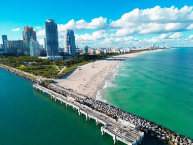 Miami Plajı 'nın gökyüzü manzarası. Miami Sahili 'nin insansız hava aracı görüntüsü. Güney Miami Plajı ve okyanus. Gökdelenleri ve kıyı şeridi olan Miami Plajı gökdelenleri