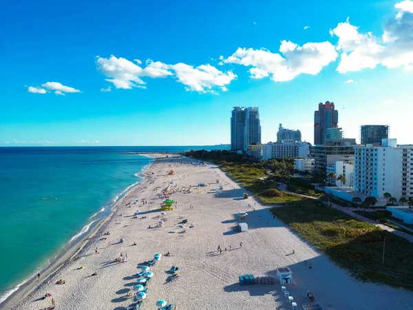 Miami, bulutlu yaz gökyüzünün altında. Miami 'nin güney sahili. Miami 'de gökdelenler, hava manzarası. Florida 'da seyahat hayalleri. Miami şehir manzarası