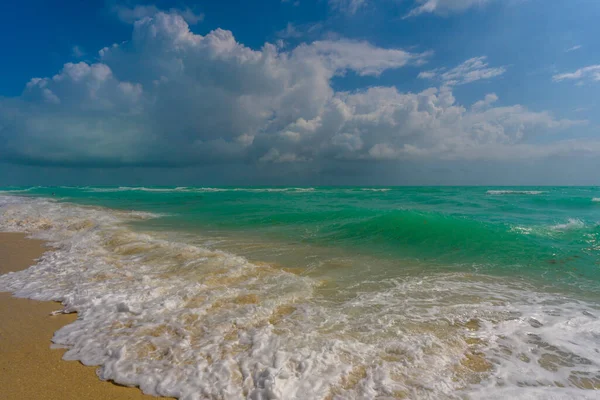 Deniz dalgası. Mavi okyanus dalgaları. Köpüklü dalga. Yuvarlanan deniz dalgaları. Yumuşak deniz sahili dalgası. Yaz Denizi Sahili