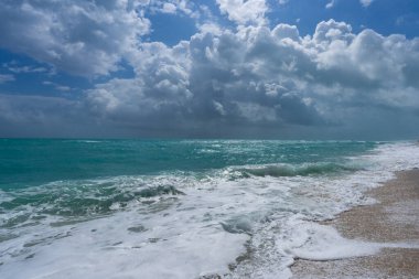 Egzotik deniz dalgaları. Fırtınalı deniz dalgaları. Yaz denizi dalgası. Köpüklü deniz dalgaları. Taze okyanus esintisi. Rüya gibi plaj manzarası. Okyanus dalgaları duvar kağıdı