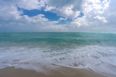 Egzotik deniz dalgaları. Fırtınalı deniz dalgaları. Yaz denizi dalgası. Köpüklü deniz dalgaları. Taze okyanus esintisi. Rüya gibi plaj manzarası. Okyanus dalgaları duvar kağıdı