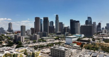 Los Angeles şehir merkezinin hava aracı görüntüsü. Amerikan rüyası Los Angeles şehir manzarası. Amerika 'nın ikonik şehir manzarası. Kaliforniya Los Angeles silueti. Amerika 'nın modern metropolü. Los Angeles rüya şehri. LA gökdelenleri tepeden