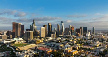 Gökdelenleri olan Los Angeles bölgesi. Los Angeles 'ın hava manzarası. Los Angeles silueti. Mimari ve gökyüzü ile Los Angeles 'ın modern şehir manzarası. Los Angeles, ABD İHA fotoğrafı.