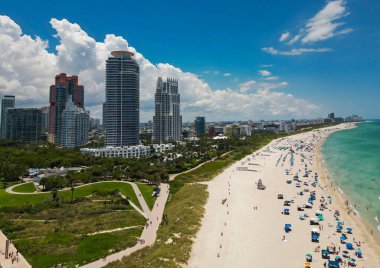 Turkuaz suları olan Miami Plajı 'nın havadan görünüşü. Miami siluetinin insansız hava aracı görüntüsü. South Beach 'in en iyi manzarası. Lüks gökdelenleri ve okyanusları olan Miami şehri. Miami 'nin ünlü sahil şeridi manzarası