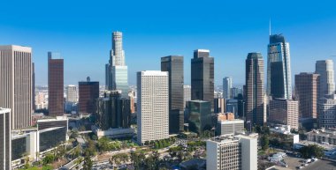 Los Angeles şehir merkezinin insansız hava aracı görüntüsü. LS 'nin geniş drone panoraması. Los Angeles 'ın havadan görünüşü. Los Angeles şehrinin panoramik silueti