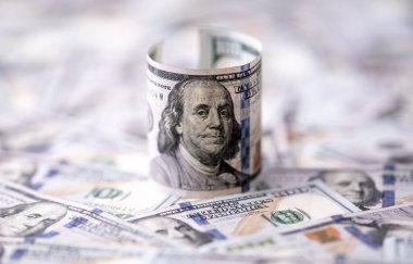 100 dolarlık banknotta Franklin 'in para geçmişi var. Amerikan dolarının yapısı ve banknotları. 100 dolarlık banknotlar. Yüz Amerikan doları. Nakit para ve kredi temalı depozito parası